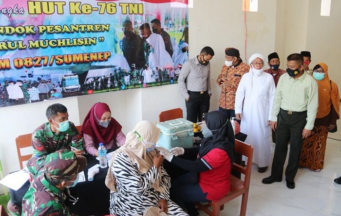 ​Dandim dan Pimpinan Ponpes Nurul Muchlisin Sumenep Beri Edukasi Vaksinasi di Depan Santri