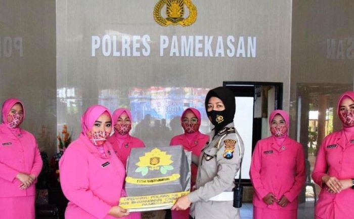 Peringati HUT ke-72, Ketua Bhayangkari Berharap Polwan Polres Pamekasan Terus Berdedikasi