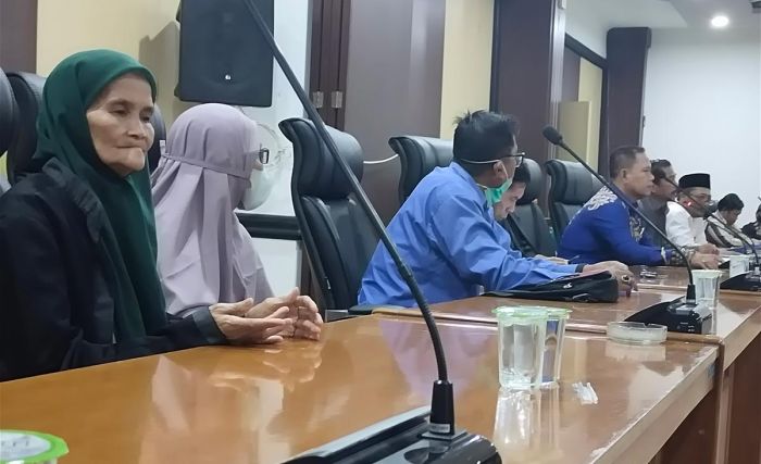 Emak-Emak Pedagang Pasar Gondanglegi Wadul Dewan, Bawa Serta 2 Nenek-Nenek