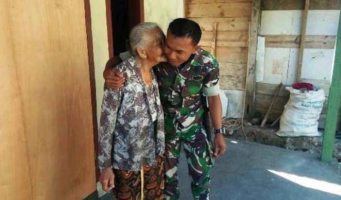 Sertu Aguk Dapat Ciuman dari Mbah Timirah yang Dibuatkan Rumah Layak Huni