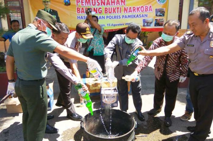 Ribuan BB Narkoba dan Miras Dimusnahkan Polres Bersama Forpimda Pamekasan 