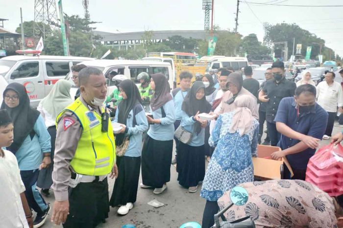 Peduli Jemaah Harlah Satu Abad NU, Anggota Polresta Sidoarjo Bagikan Makanan dan Minuman