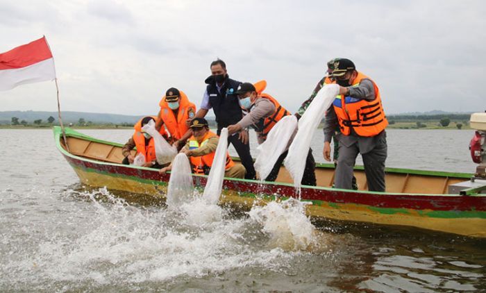 Wujudkan Perikanan Tangguh Lamongan 2021, Bupati Fadeli Tebar 90 Ribu Benih Ikan di Waduk Prijetan