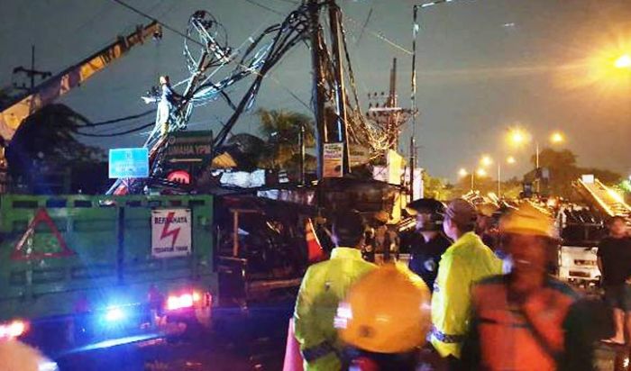 Kapolresta Sidoarjo Pimpin Langsung Penanganan Pohon dan Tiang Listrik Tumbang di Krian