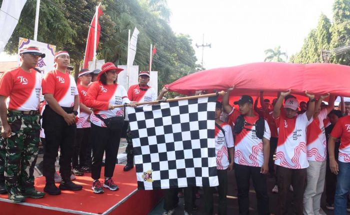 Pj Wali Kota Kediri Ikuti Kirab Bendera Merah Putih Raksasa Bersama Pemuda-pemudi