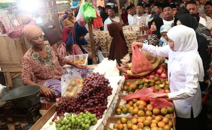 Khofifah Dukung Aspirasi Pedagang, Pertahankan Pasar Tradisional Srimangunan Sampang