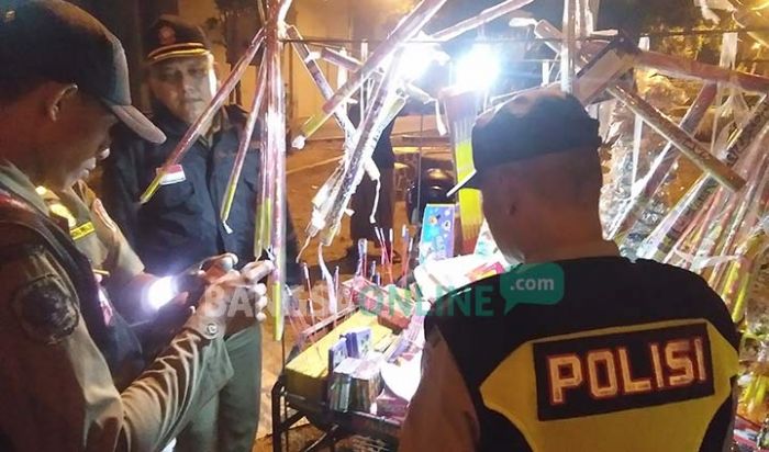 Pedagang Kembang Api di Tuban Dirazia, Ratusan Petasan Disita Petugas