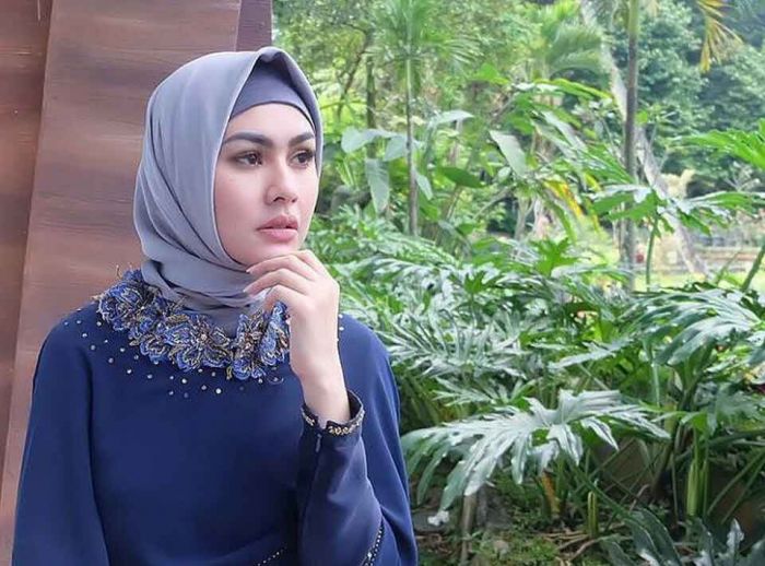 Artis Cantik Ini Ingin Capres Bisa Ngaji, Pendukung Capres-Cawapres Tak Bisa Ngaji Ngamuk!