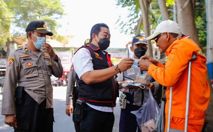 Patroli Mobiling di Jombang, Petugas Borong Dagangan PKL