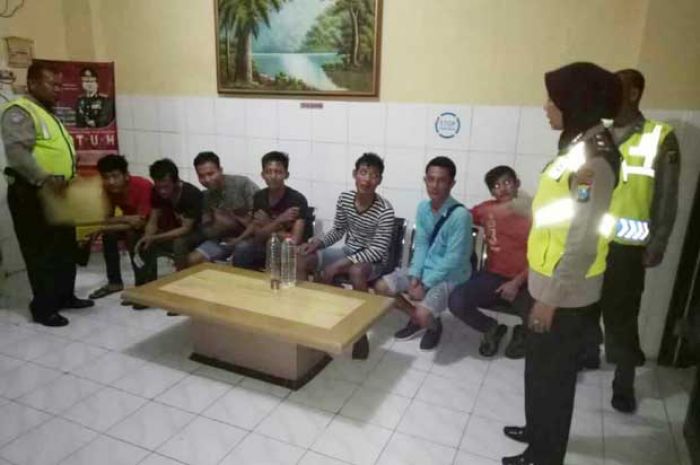 Patroli, Polsek Gayungan Ciduk 4 Motor dan 7 Pemuda yang Asyik Menggelar Pesta Miras