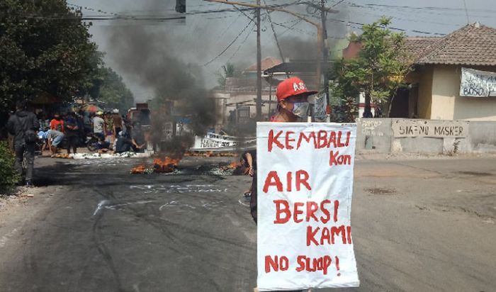 ​Perusahaan Buang Limbah Sembarangan, Warga Baujeng Tutup Jalan