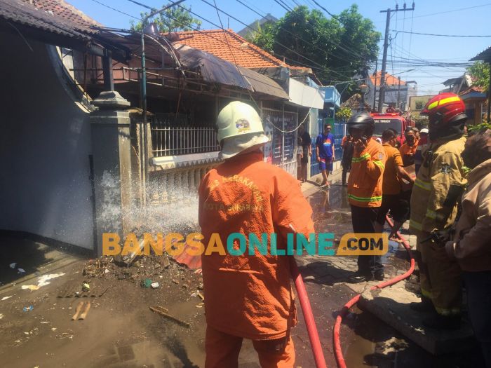 Pipa Gas PGN di Bronggalan Bocor, Semburan Api Bakar Kanopi Rumah Warga