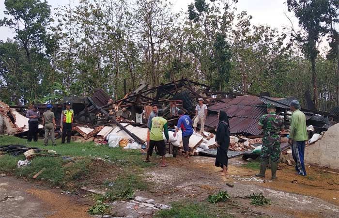 Hujan Disertai Angin Terjang Senori dan Bangilan: Sejumlah Bangunan Roboh dan Fasum Rusak