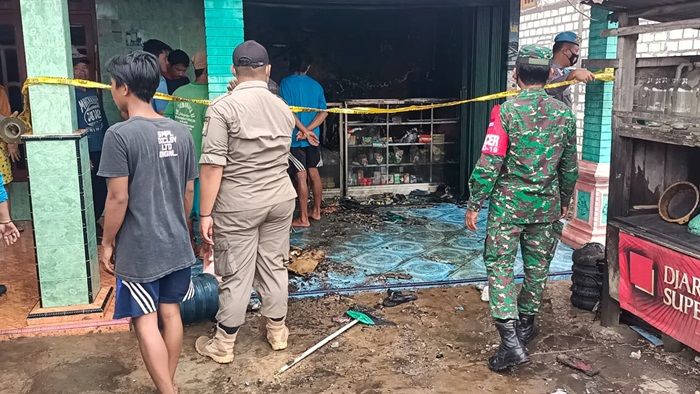 ​Diduga Korsleting Listrik, Sebuah Toko Kelontong di Tuban Ludes Terbakar