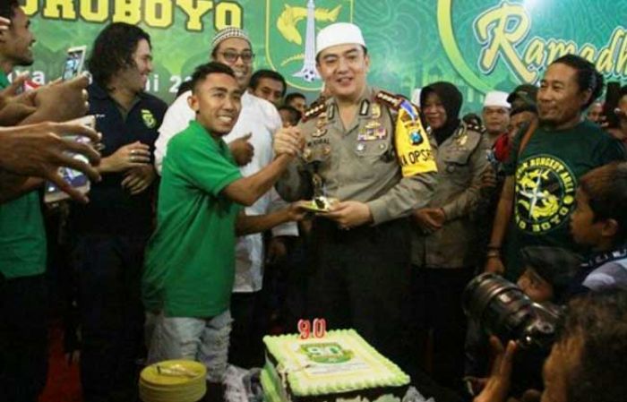 Peringati Ulang Tahun Persebaya ke-90, Kapolrestabes Surabaya Buka Bersama Ribuan Bonek