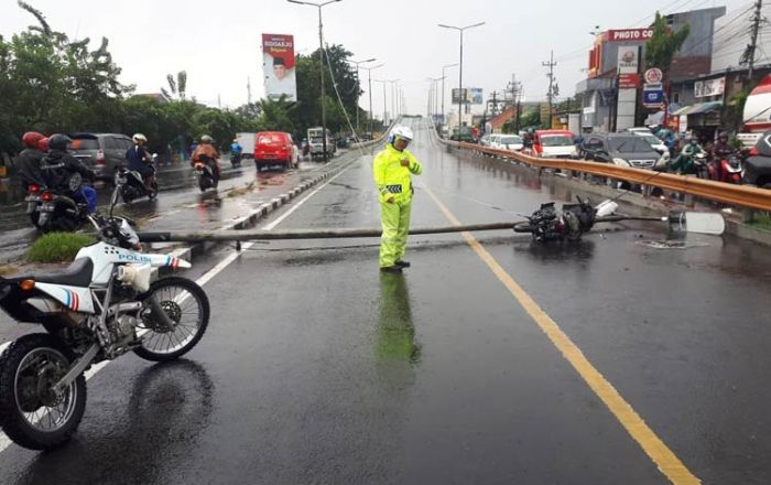 Angin Kencang Robohkan Tiang PJU di Flyover Waru, Timpa Pengendara Motor