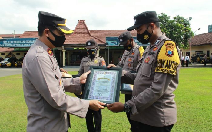 Bhabinkamtibmas yang Bantu Bedah Rumah Warga Dengan Uang Pribadi, Terima Reward dari Kapolres