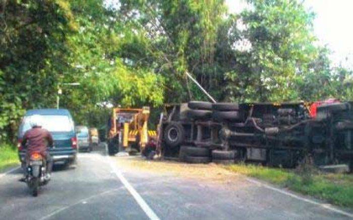 Truk Terguling di Blega Bangkalan, Beras Bulog Berserakan