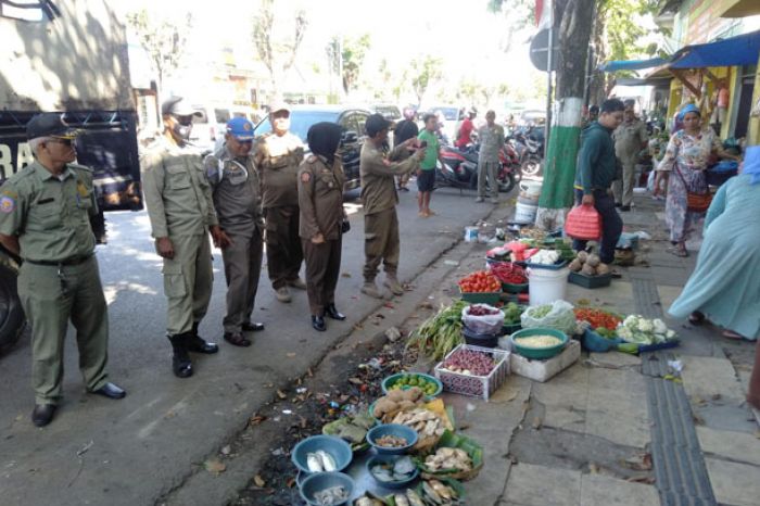 Satpol PP Pamekasan Berikan Imbauan kepada Pedagang yang Merembet di Bahu Jalan