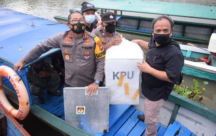 Kendarai Trail dan Naik Perahu, Kapolresta Sidoarjo Cek TPS di Wilayah Terpencil