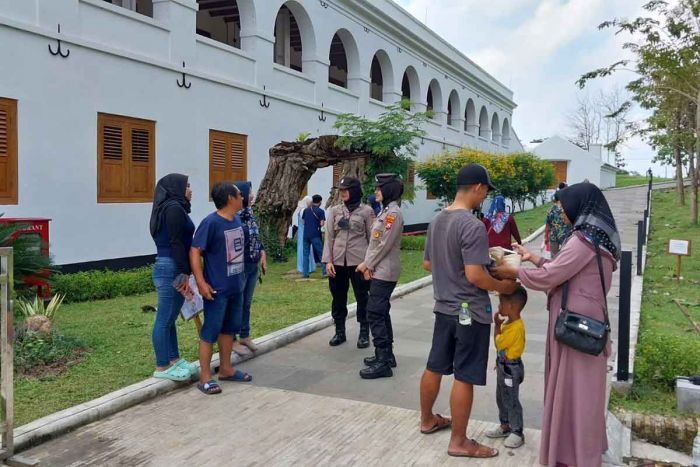 Hadirnya Polwan Diapresiasi Wisatawan Benteng Van Den Bosch Ngawi