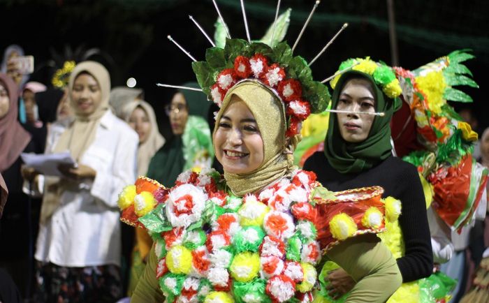 Fashion Show Gaun Plastik Bekas Meriahkan Peringatan 1 Abad NU