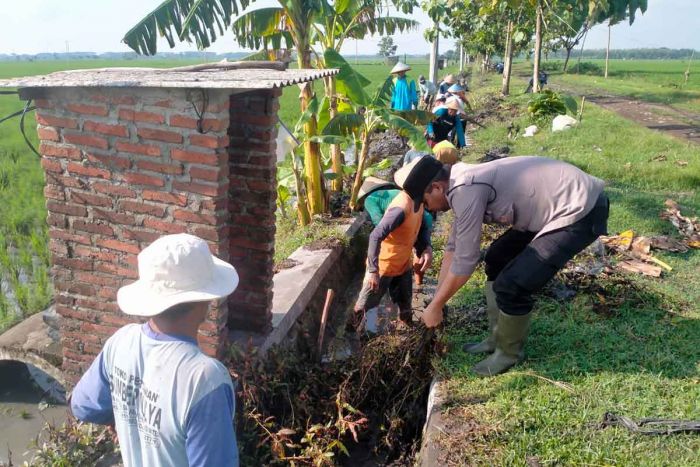 Antisipasi Banjir, Anggota Polsek Ngawi Gelar Kerja Bakti Bersama Warga