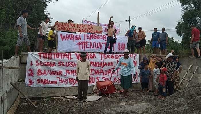  Warga Tenggor Gresik Demo Proyek Jembatan Mandek, ini Jawaban Kabid Bina Marga