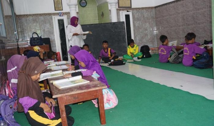 Pasca Ruang Kelas Ambruk, Siswa SDN Keting 02 Jember Masih Belajar di Musala