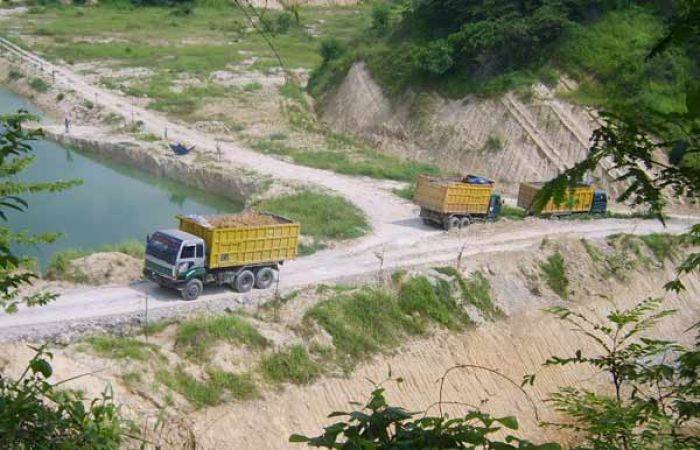 Jalan Rusak Jadi Trading Kampanye Hitam di Gresik