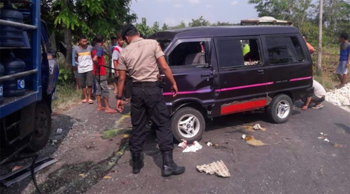 Carry Tabrak Dump Truk Bermuatan Galon di Tuban, 1 Orang Luka Parah