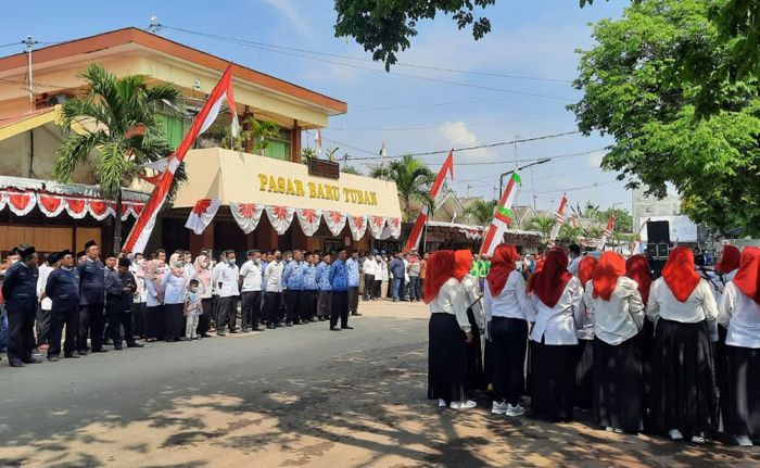 Demi Upacara Hari Kemerdekaan, Warga Pasar Baru Tuban Rela Tinggalkan Aktivitasnya