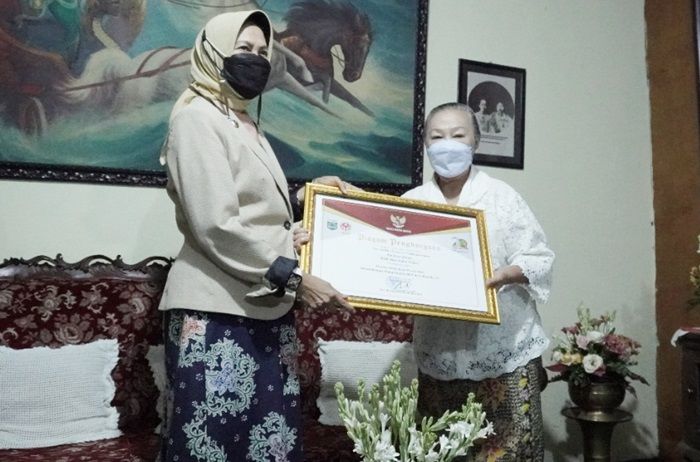 Momen Hari Batik Nasional, ​Wali Kota Batu Serahkan Penghargaan kepada Maestro Batik Lina Santoso