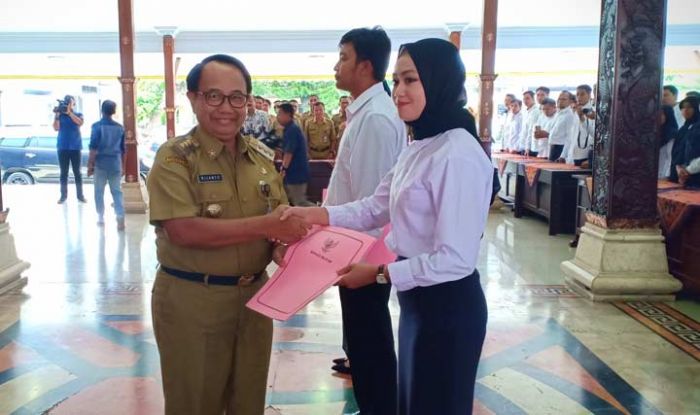 Serahkan Petikan SK, Bupati Blitar Tegaskan Tahun Politik CPNS Harus Netral