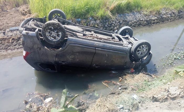 Lupa Pasang Sabuk Pengaman, Avanza di Sidoarjo Nyebur ke Sungai Desa Kedambi