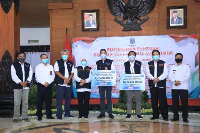 ​Di Trenggalek, Gubernur Khofifah Serahkan Bansos dan Modal Usaha untuk Stimulus Ekonomi Masyarakat