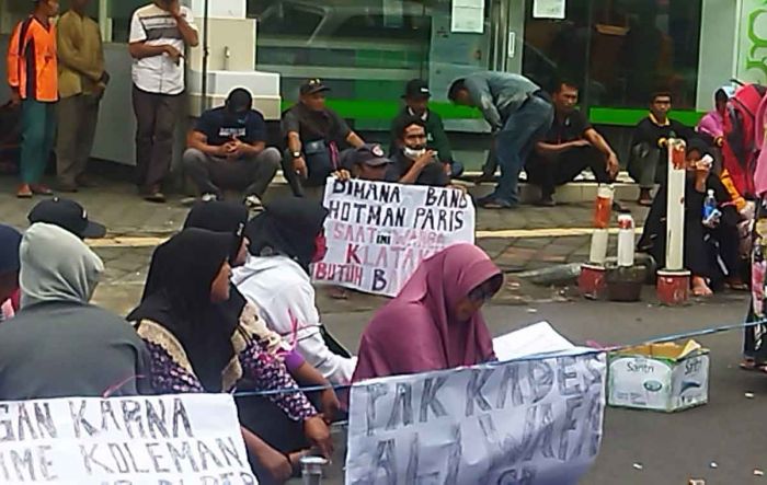 Tuntut Pembebasan Kepala Desa Klatakan, PN Jember Didemo Warga