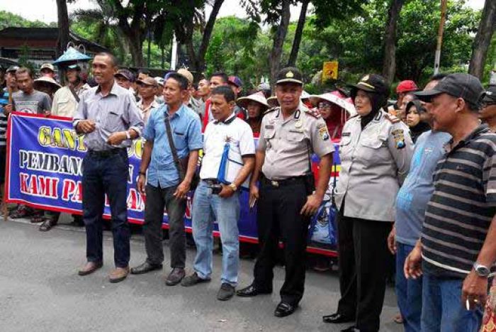 Tanah Gogol Digunakan Tol Sumo, Warga Banjaran Demo DPRD Gresik