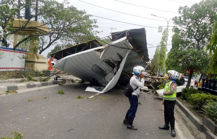 Diduga Tak Berizin, Baliho Raksasa di Gresik 