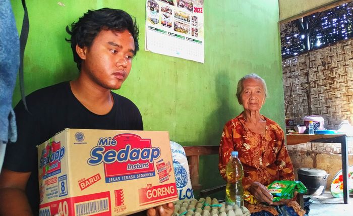 Wartawan Tulungagung Beri Bantuan Nenek 80 Tahun yang Hidupi Dua Cucunya