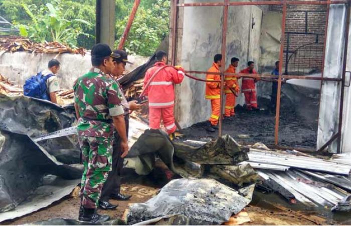 Pabrik Triplek di Desa Tumpuk Trenggalek Terbakar