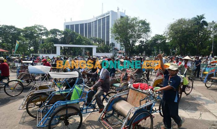 Petrokimia Gresik Berbagi Sembako dan Uang Kepada Ribuan Tukang Becak dan Masyarakat