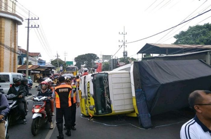 Mobil HRV Hantam Truk hingga Terguling di Kota Batu, Timpa Rumah dan Mobil