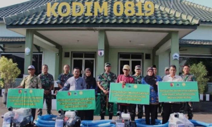 Dandim 0819/Pasuruan Serahkan Bantuan Pompa Air dari Kementan ke Gapoktan