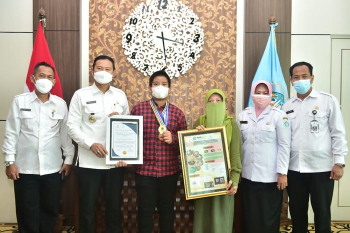 Raih Medali Emas Internasional, Lilin Aromaterapi Milik Siswa SMPN 2 Lamongan Siap Dipatenkan Bupati