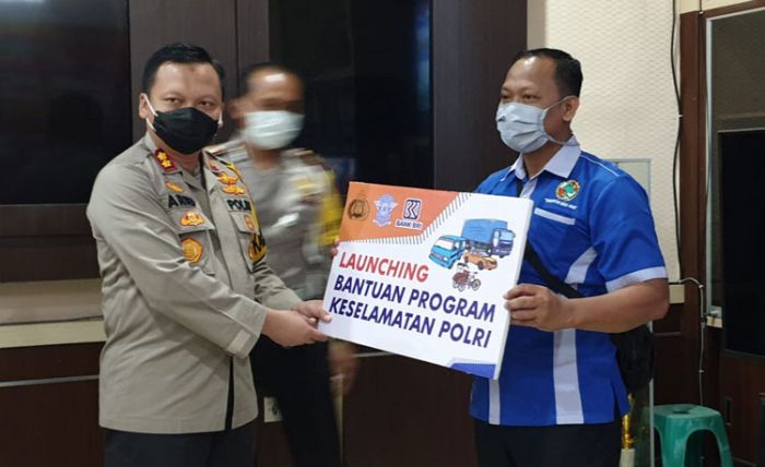 Polres Ponorogo Salurkan Bansos Program Peduli Keselamatan untuk Para Sopir dan Tukang Becak