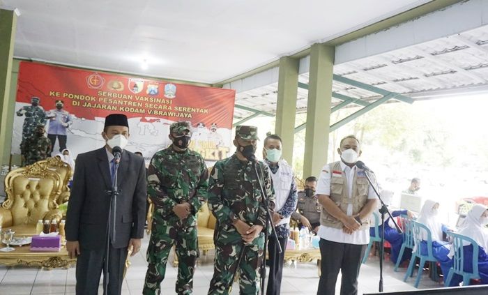 Forkopimda Ngawi Bersama Danrem 081/DSJ Madiun Pantau Vaksinasi Santriwati Pondok Gontor Putri 1