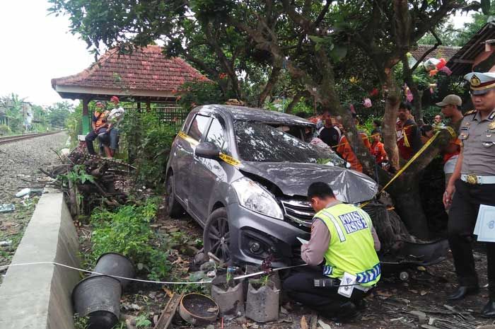 Mesin Mati saat Melintasi Rel, Ertiga Disambar Kereta Api di Wlingi Blitar, 4 Orang Luka-luka