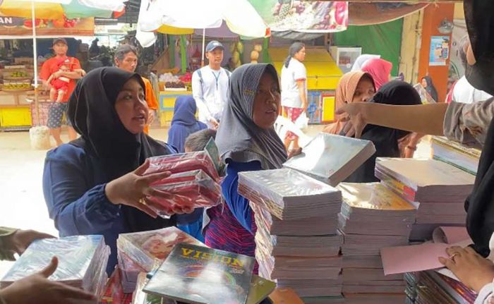 Jelang Ajaran Baru, Toko Perlengkapan Sekolah di Tuban Diserbu Pembeli