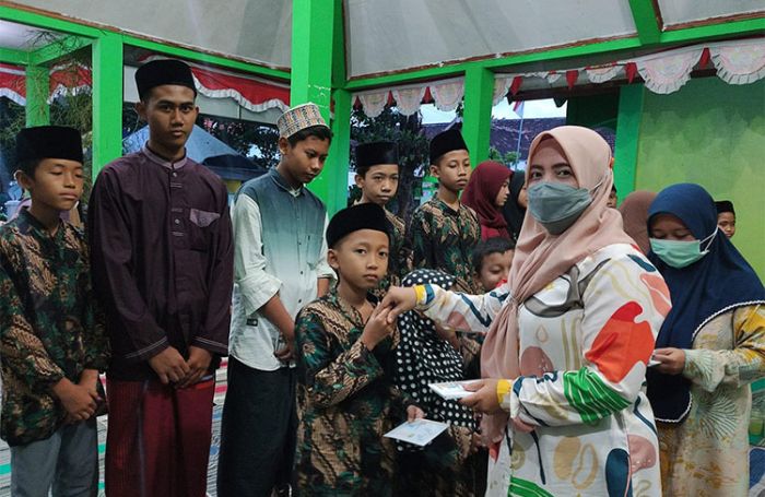 Jelang Hari Raya, Pemdes Sukorejo Gresik Salurkan Hasil Bumdes untuk Yatim